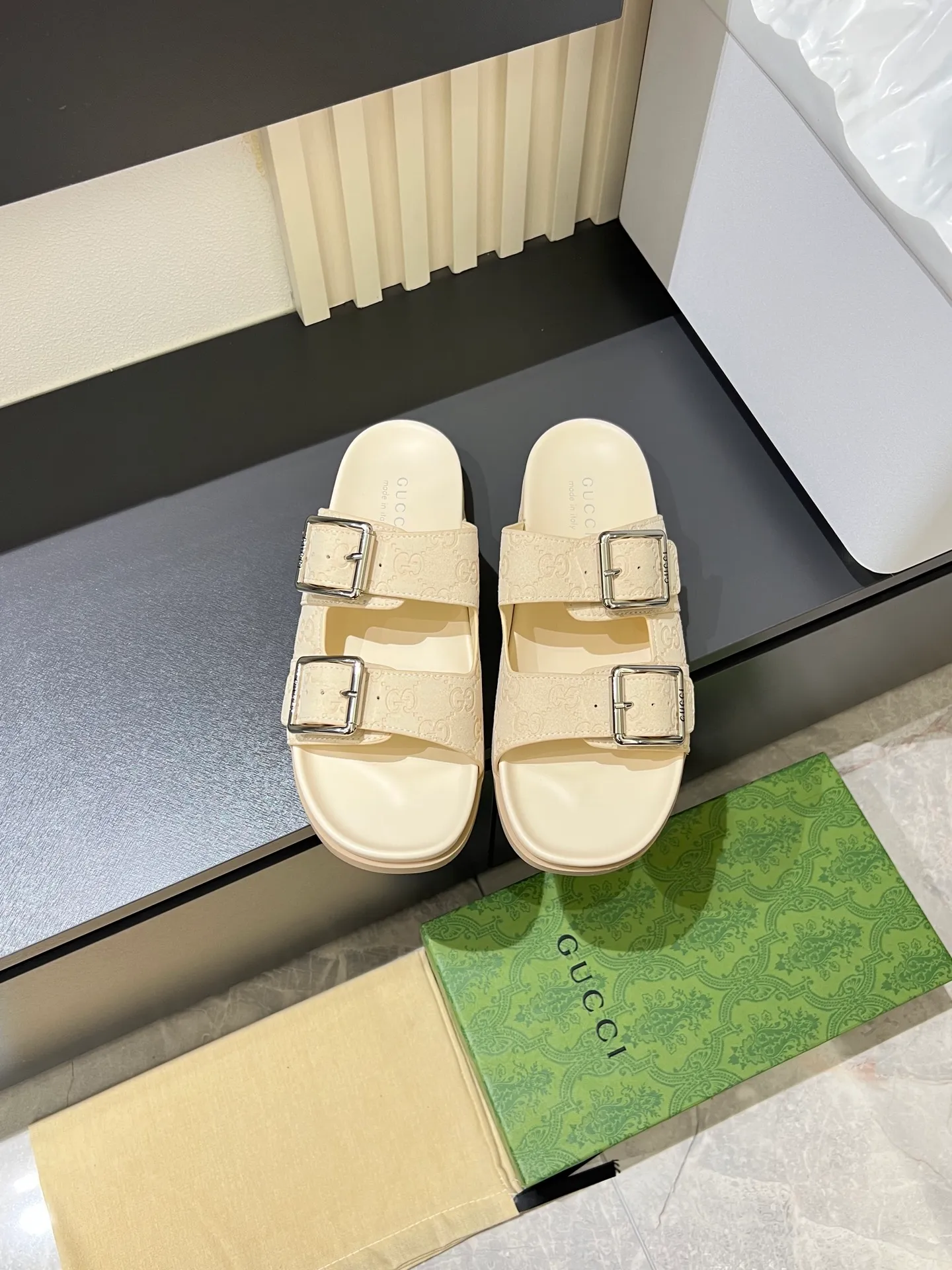 Men's Men's Shoes 💰p320 "GUCC＊" These slippers are made of GG polyester and feature a Gucci label on the front, adding a bold logo feel to the style. "Gucci Made in Italy" stamped label Rubber sole. Size 38-44